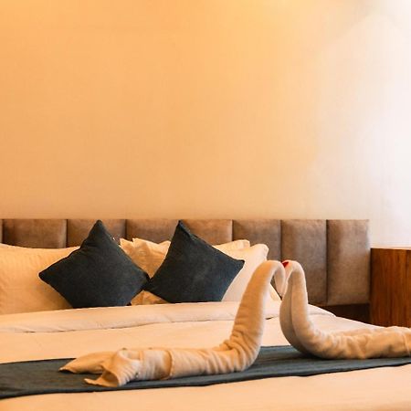 Hotel Kamrupa Guwahati Esterno foto